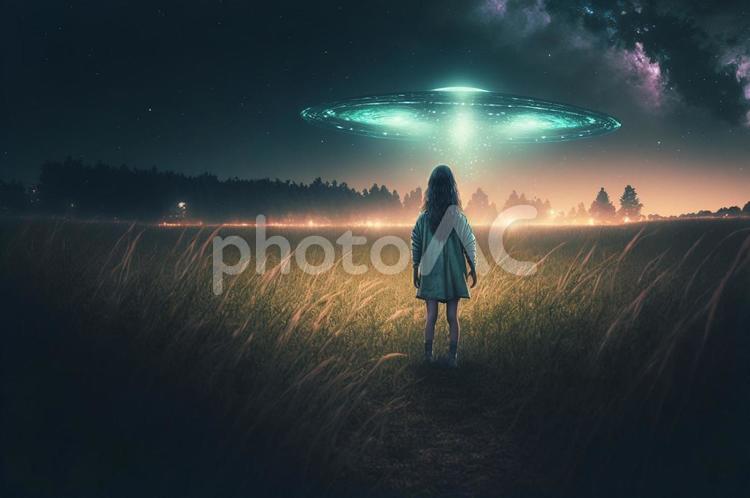 UFOを目撃する少女 夜空,少女,後ろ姿の写真素材