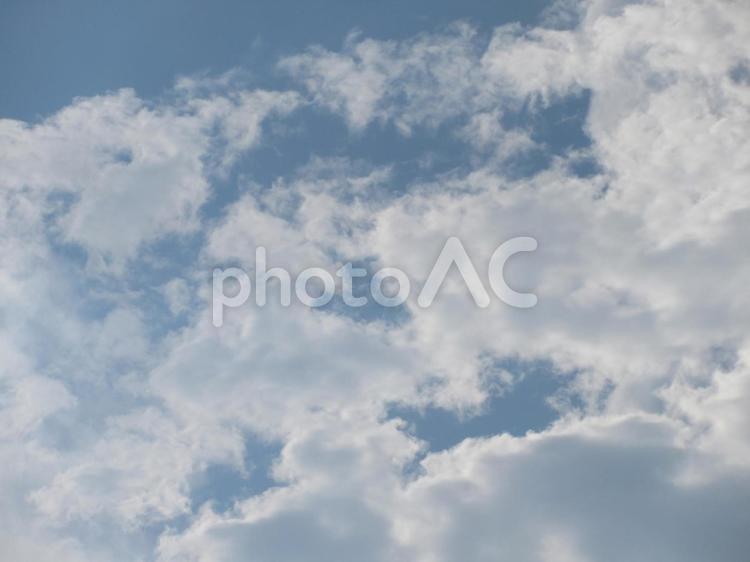 猛暑の残る秋空の雲 空,朝空,秋の写真素材