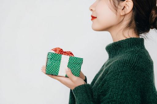 プレゼントを持つ女性 クリスマス プレゼントを持つ女性 クリスマスの写真