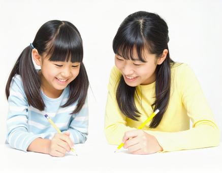 勉強をしている 児童と女性 9 勉強をしている 児童と女性 9の写真