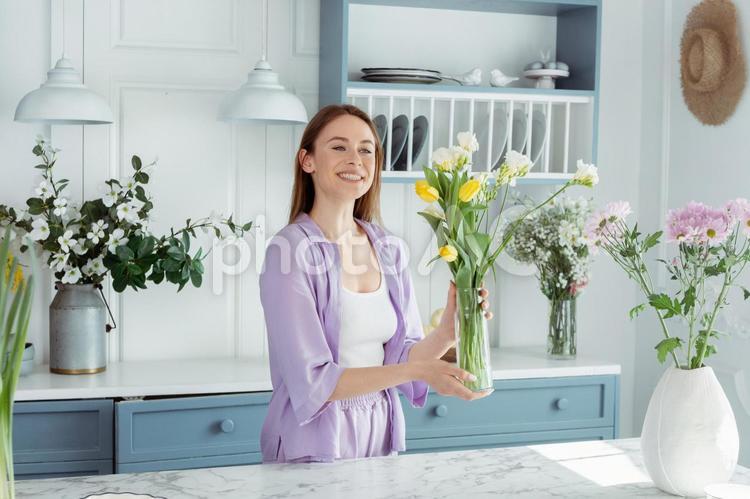 花瓶を持ってにっこりする女性１ 女性,花,綺麗の写真素材