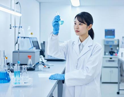 薬を開発する白衣の女性研究員 薬を開発する白衣の女性研究員の写真