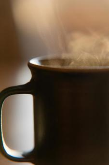 陶器のマグと湯気_縦 コーヒー,ホットコーヒー,珈琲の写真素材