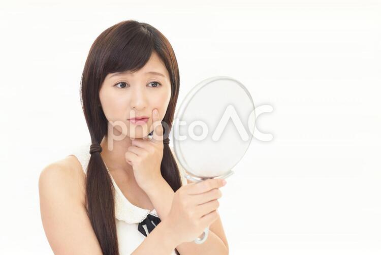顔のしわを気にする女性 女性,女,エステの写真素材