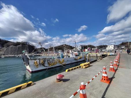 海沿いを走るランナーたち 海沿いを走るランナーたちの写真