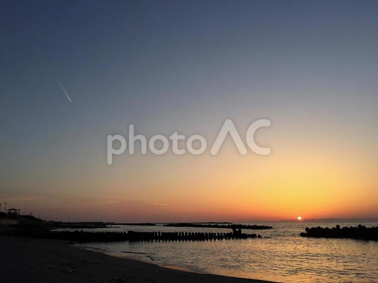 夕焼けと飛行機雲 飛行機雲,夕日,夕焼けの写真素材