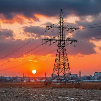燃える夕焼け空に立つ巨大鉄塔 燃える夕焼け空に立つ巨大鉄塔の写真