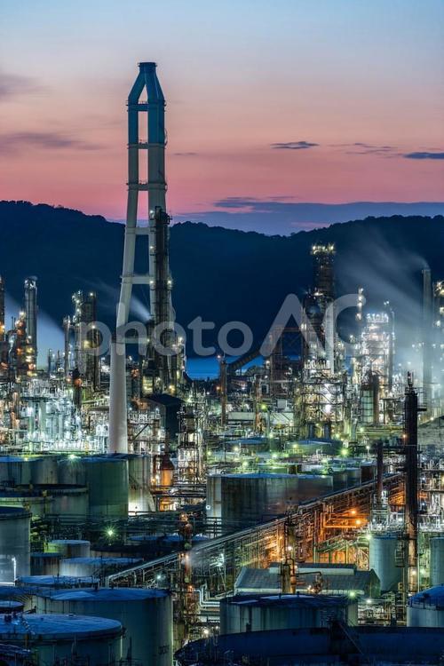 夕暮れと工場夜景 工場夜景,工場,夜景の写真素材