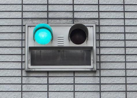 信号 信号,ビル,駐車場の写真素材