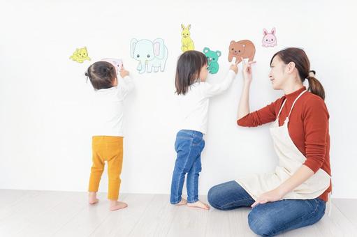 幼稚園で遊ぶ子ども 笑顔,保育士,幼児の写真素材