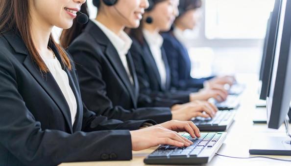 パソコンにキーボード入力する手元 女性 パソコンにキーボード入力する手元 女性の写真