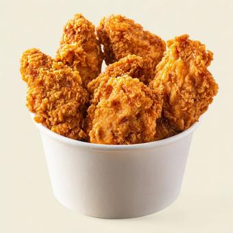 パーティーに最適バケツ盛りフライドチキン パーティーに最適バケツ盛りフライドチキンの写真