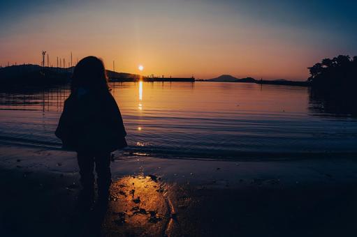 夕暮れ時の冬の海 夕暮れ時の冬の海の写真