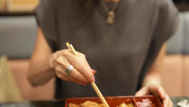 お重を食べる女性 お重を食べる女性の写真