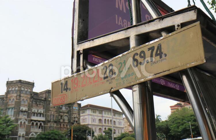 インド　ムンバイのバス停のバス番号案内 インド,バス,バス停の写真素材