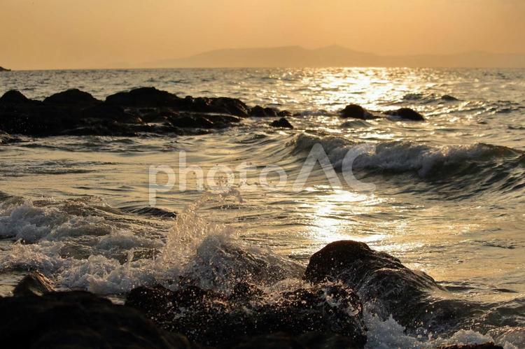 海辺の夕日 波飛沫,海,夕焼けの写真素材