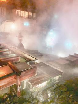 夜の湯畑が流れる温泉 温泉,湯気,観光地の写真素材