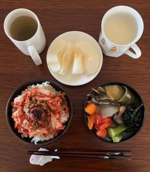 こまちご飯にキムチ納豆とかつお梅等の朝食 こまちご飯にキムチ納豆とかつお梅等の朝食 あきたこまち,ご飯,キムチの写真素材