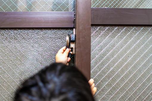 窓の鍵を開ける子供 窓の鍵を開ける子供 子供,幼児,女の子の写真素材
