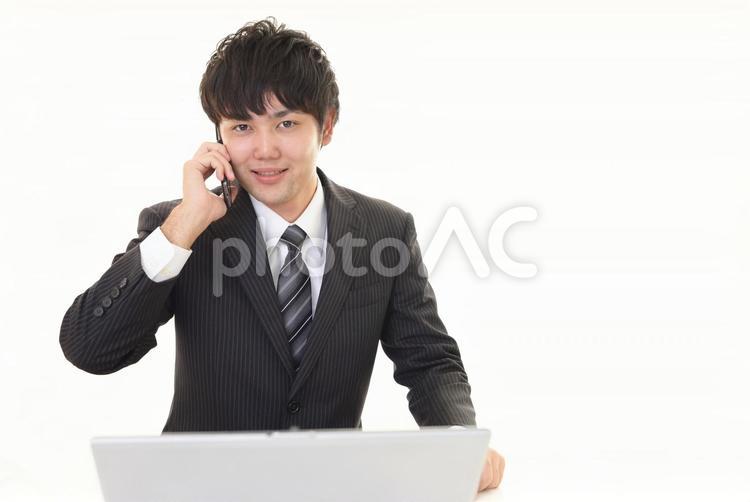 スマートフォンを持つビジネスマン 男性,サラリーマン,ビジネスマンの写真素材