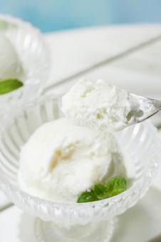 バニラアイス バニラアイス,アイスクリーム,ミントの写真素材