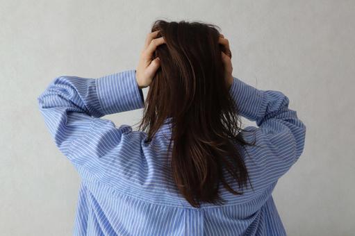 ストレスを抱える女性 ストレス,プレッシャー,頭を抱えるの写真素材
