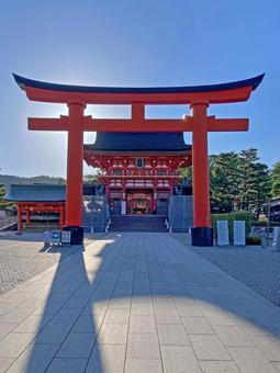 京都・朝の伏見稲荷大社 のびる鳥居の影 伏見稲荷大社,鳥居,影の写真素材