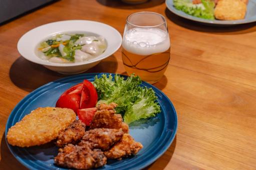 唐揚げと餃子スープとビールの夕食 唐揚げと餃子スープとビールの夕食 夕食,唐揚げ,餃子の写真素材