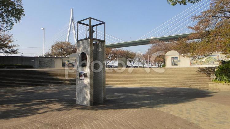 昼下がりの広場 広場,階段,橋の写真素材