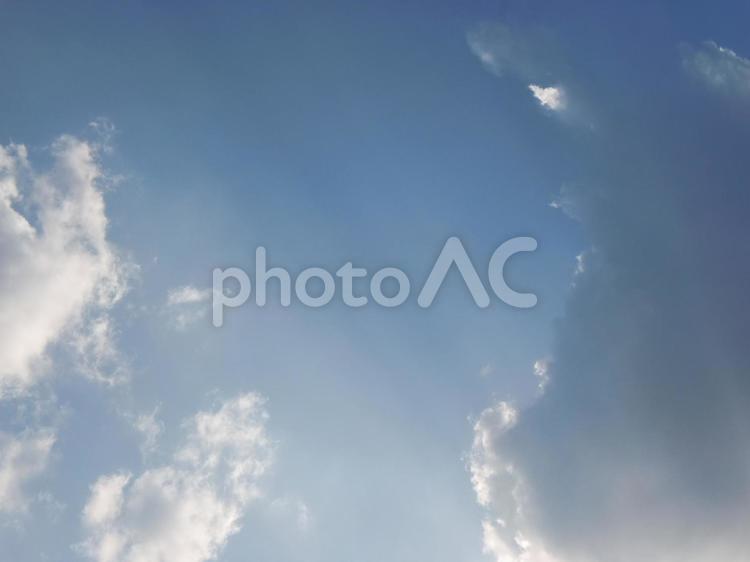 雨上がりの切れ間から覗く晴れ間 晴れ間,空,自然の写真素材
