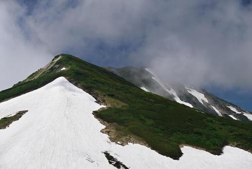 小蓮華山への稜線 小蓮華山への稜線 夏,曇り,風景の写真素材