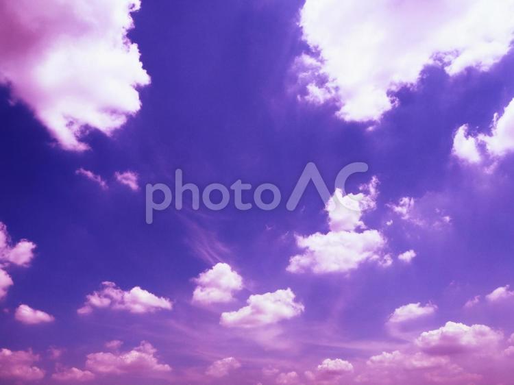 異世界のような空と雲 雲,空,紫の空の写真素材
