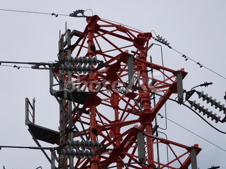 そびえる送電鉄塔・拡大写真 鉄塔,送電線,碍子の写真素材