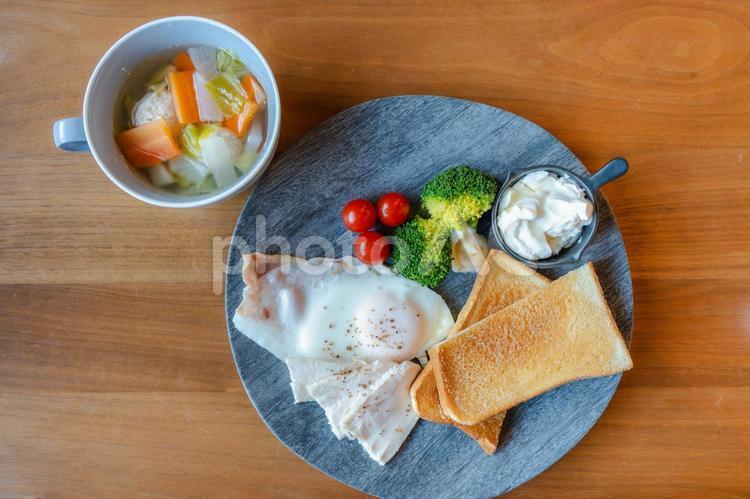 洋風モーニングプレートと野菜スープ 食卓,朝食,モーニングの写真素材