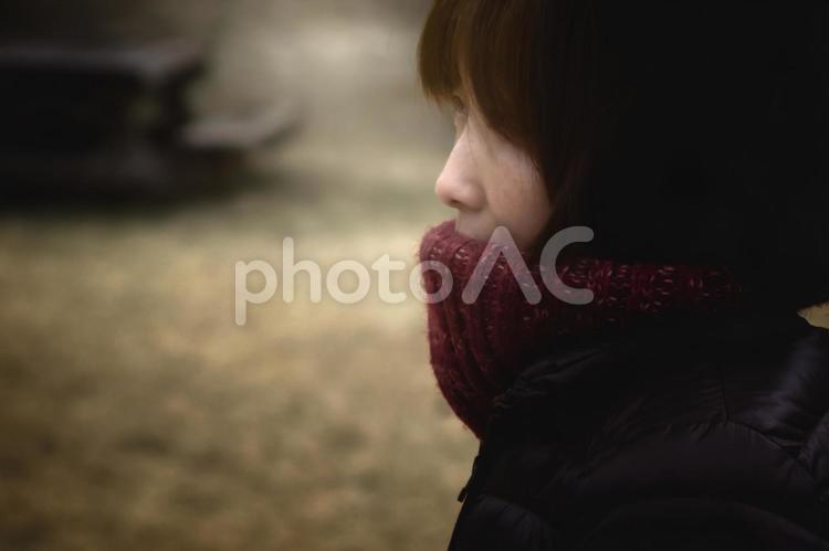 ※＜人物＞冬の公園を散策する女性 女性,人物,悩むの写真素材