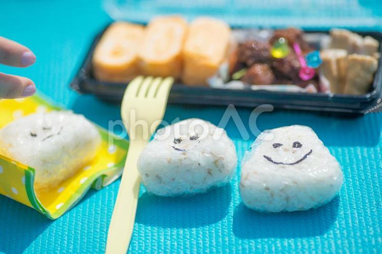 空の下のピクニックのお弁当 ピクニック,お弁当,笑顔の写真素材