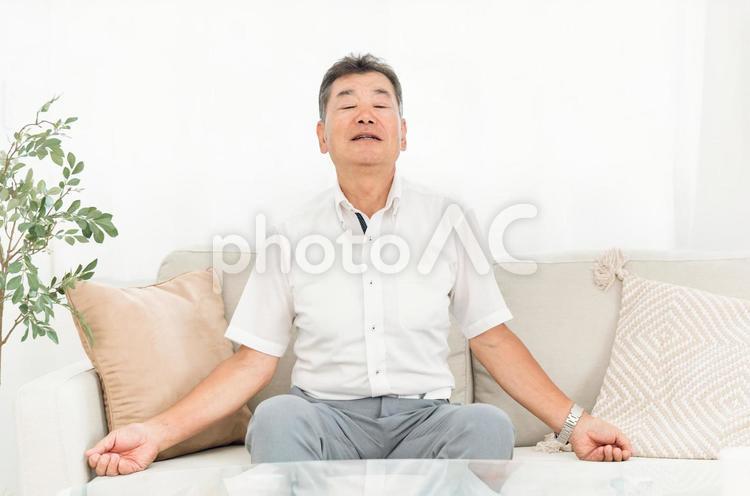 家にいる高齢者の男性（深呼吸） 高齢者,健康,シニアの写真素材