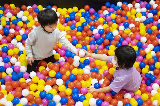 4 歲的孩子在球池中玩耍_男孩和女孩, JPG 4 歲的孩子在球池中玩耍_男孩和女孩, 孩子, 球池, 女孩, JPG