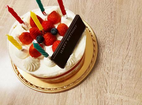 バースデー用のホールケーキ バースデー用のホールケーキ ホールケーキ,バースデーケーキ,ケーキの写真素材