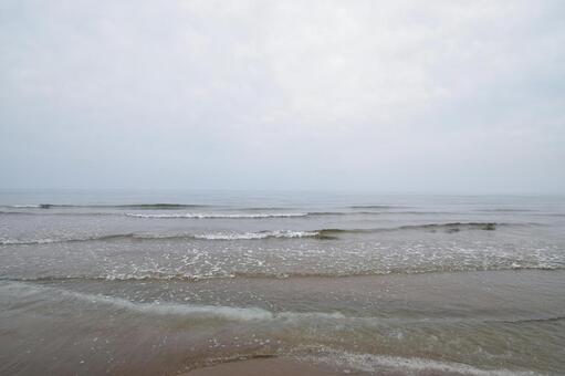 曇り空の下の穏やかな日本海の波打ち際﻿ 海,日本海,砂浜の写真素材