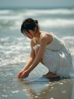 白いドレスの女性と輝く波打ち際 白いドレスの女性と輝く波打ち際の写真