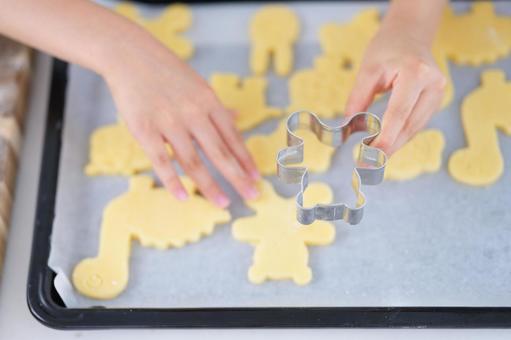 型抜きを並べる手元のアップ クッキー,生地,型抜きの写真素材