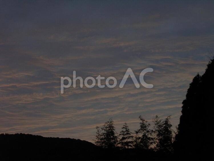 数匹の竜が腹を見せた雲の姿に 雲,朱い雲,赤の写真素材