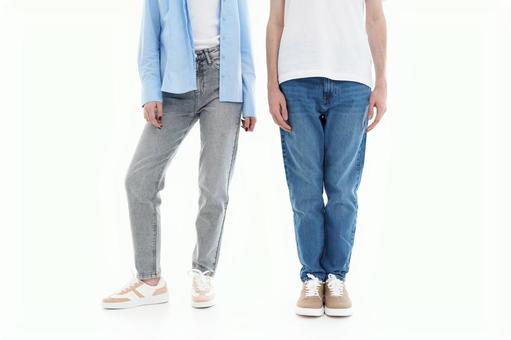 ジーンズの2人の足元 ジーンズの2人の足元 立つ,下半身,ポーズの写真素材