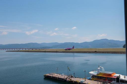 明るい夏空に包まれた長崎空港の滑走路 明るい夏空に包まれた長崎空港の滑走路の写真