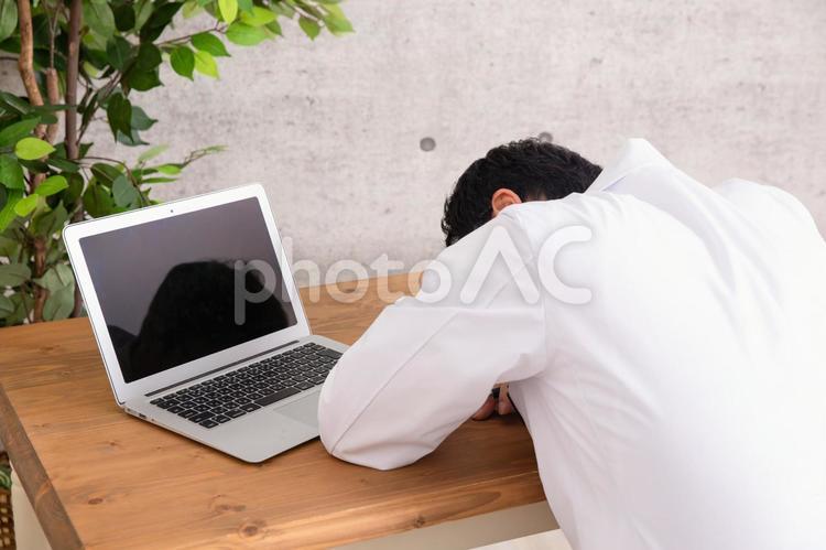 白衣を着た男性 医療崩壊,医師,睡眠不足の写真素材