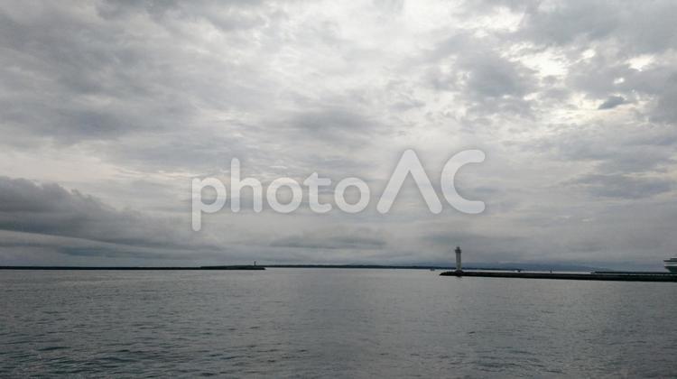 クルーズ船からみた空　石垣島　よこ 空,曇り,海の写真素材