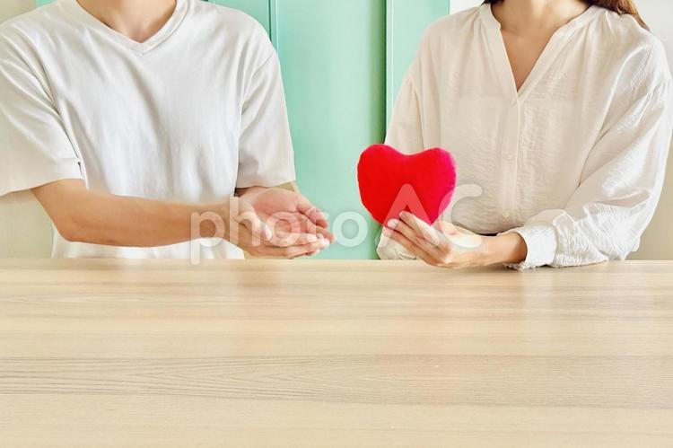 女性から男性へハートを渡すイメージ 男女,ハート,夫婦の写真素材