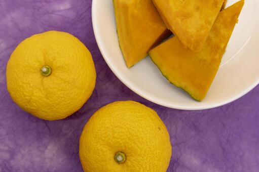 紫和紙背景の冬至の柚子とかぼちゃ 柚子,南瓜,野菜の写真素材