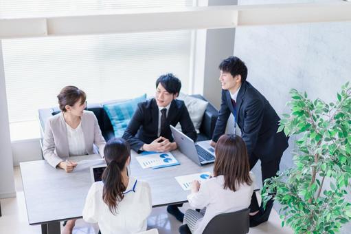 綺麗なオフィスで働く若い会社員 綺麗なオフィスで働く若い会社員 課題,会社員,プロジェクトの写真素材